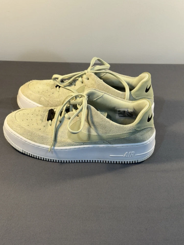 Talla 9.5 - Nike Air Force 1 Sage Low Olive Aura W Foto 4 de 4