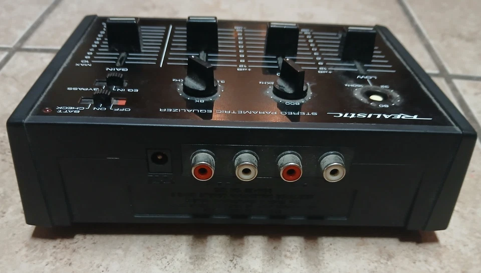 Realistic 32-1106 Stereo Parametric Equalizer 3 Band Vintage *TESTED 2 KNOBS DMG - Image 4 of 4