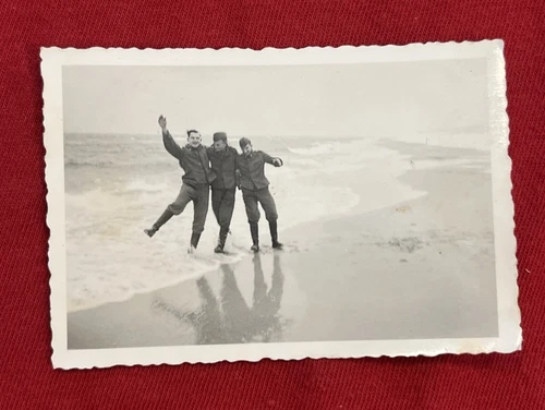 WEHRMACHT SOLDIERS HAVING FUN ON THE BEACH WW2 WWII German Military Photo