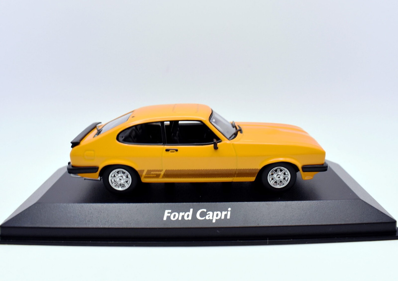 Modellino auto scala 1:43 ford capri diecast modellismo statico da collezione