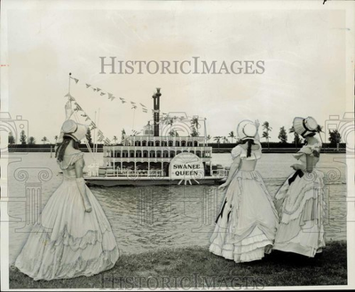 #ad 1954 Press Photo Swanee Queen riverboat passes by women in colonial dresses $24.99
