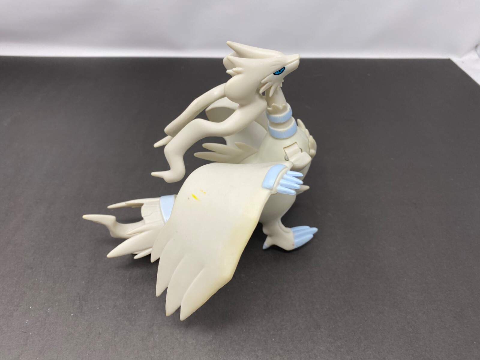 Reshiram Pelúcia Pokémon Licenciada Dragão Lendário 30cm em