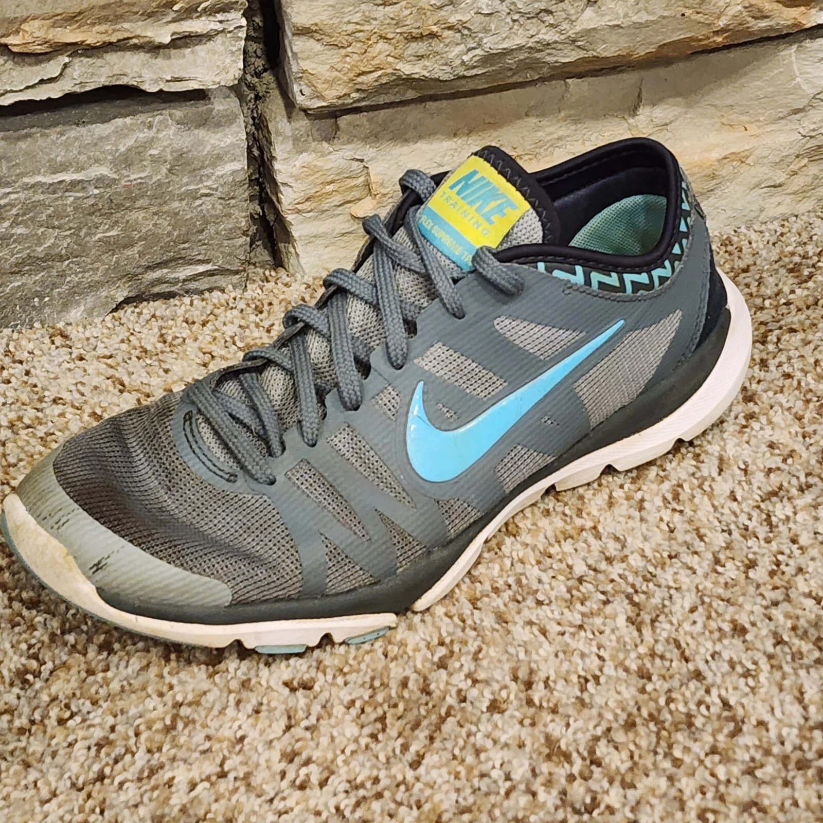 CHAUSSURES DE COURSE NIKE FEMME TAILLE 8,5 GRIS ET BLEU 683138 004 SUPREME TR 3