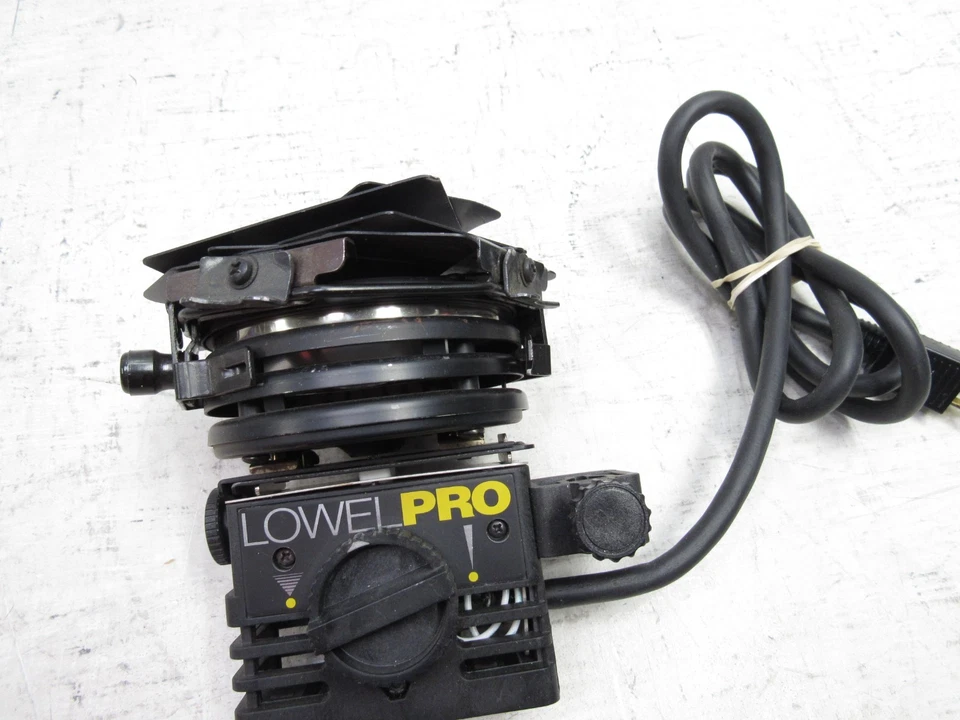 Lowel Pro-Light Focusing Photo Studio Flood Light with Barndoors P2-101 - Image 3 of 4