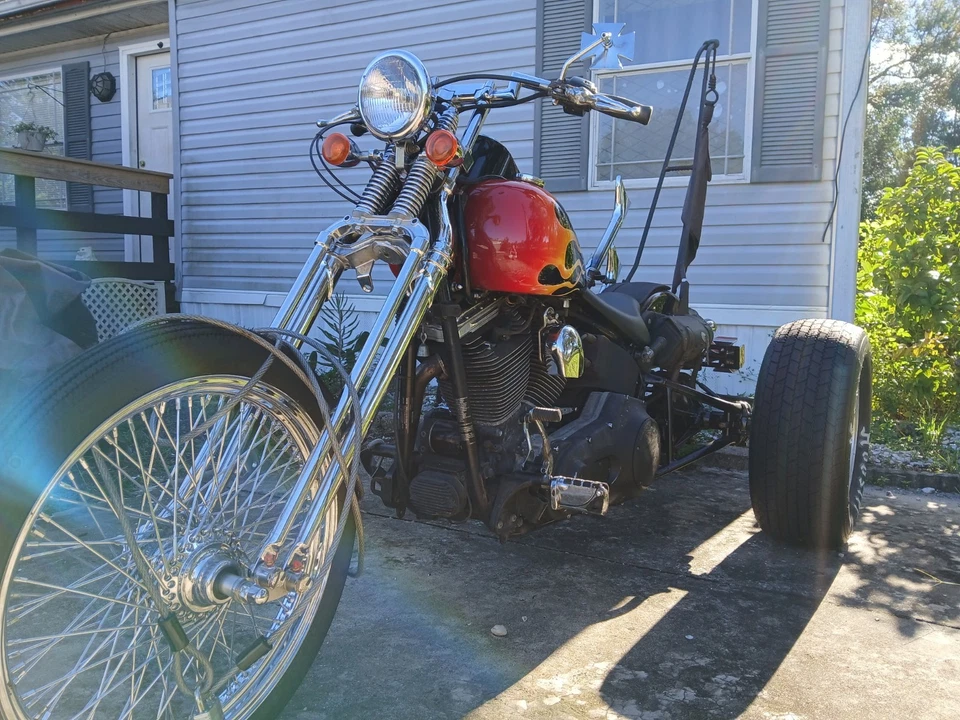 Triciclo Harley Davidson, bicicleta realmente genial, negra con llamas... Foto 2 de 4