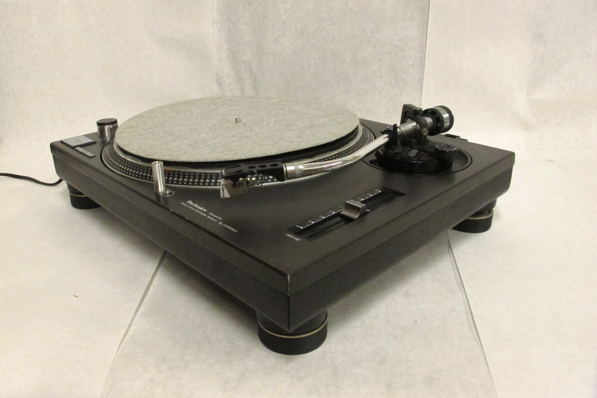 DJ機材 Technics SL1210- MK2 Technics SL1210MK2 Direct Drive DJ Turntable + Hard Case