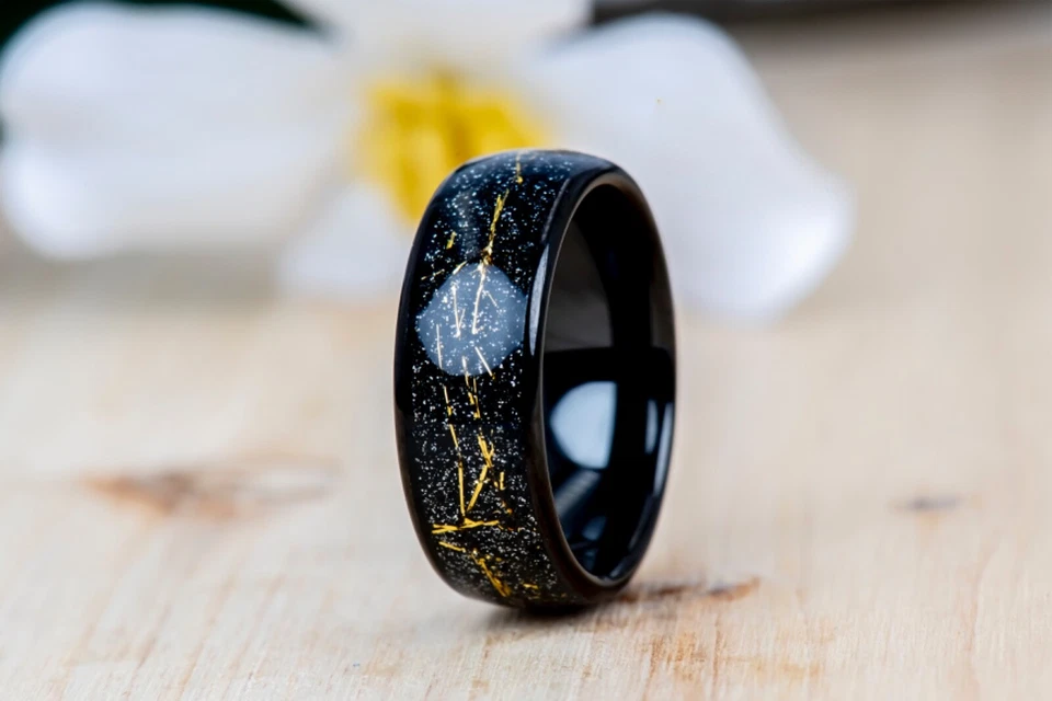 Alianza de boda para hombre con incrustaciones de meteorito amarillo imitación anillo de tungsteno abovedado negro Foto 3 de 4