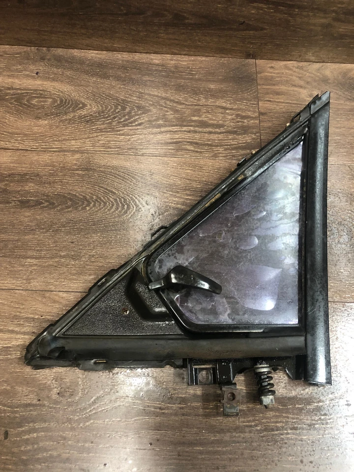 Ford Escort, Mercury Lynx : 1981 - 1990, Right Front Door Vent Glass Assembly - Image 4 of 4