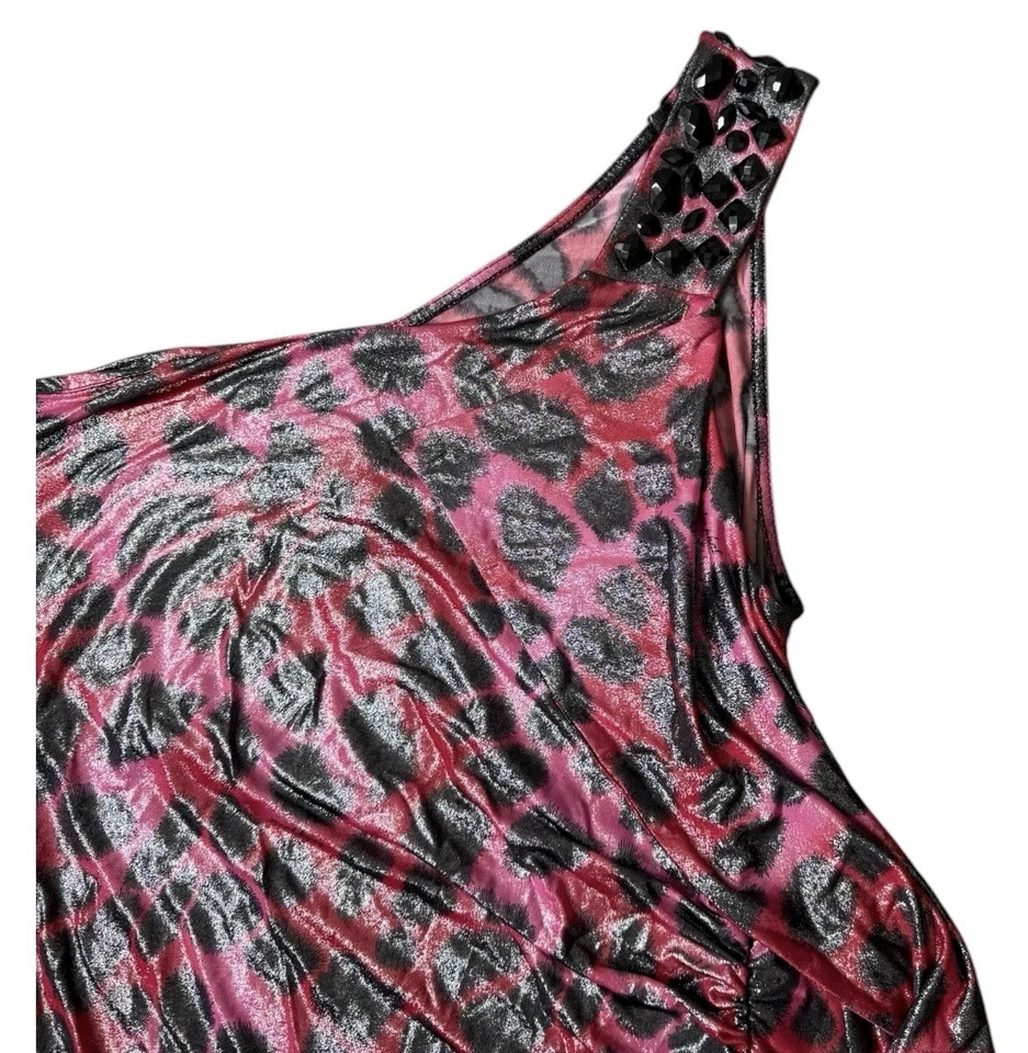 Blusa Baby Phat de un hombro con estampado de leopardo rosa y negra con piedras en el hombro 1X Foto 4 de 4