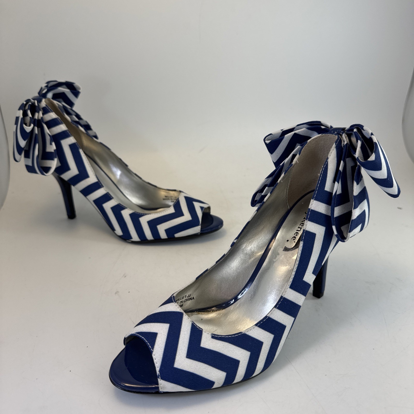 J. Renee Navy Blue Chevron Bow Heels Nautical Sz 6M Open Toe Pumps 3.5”