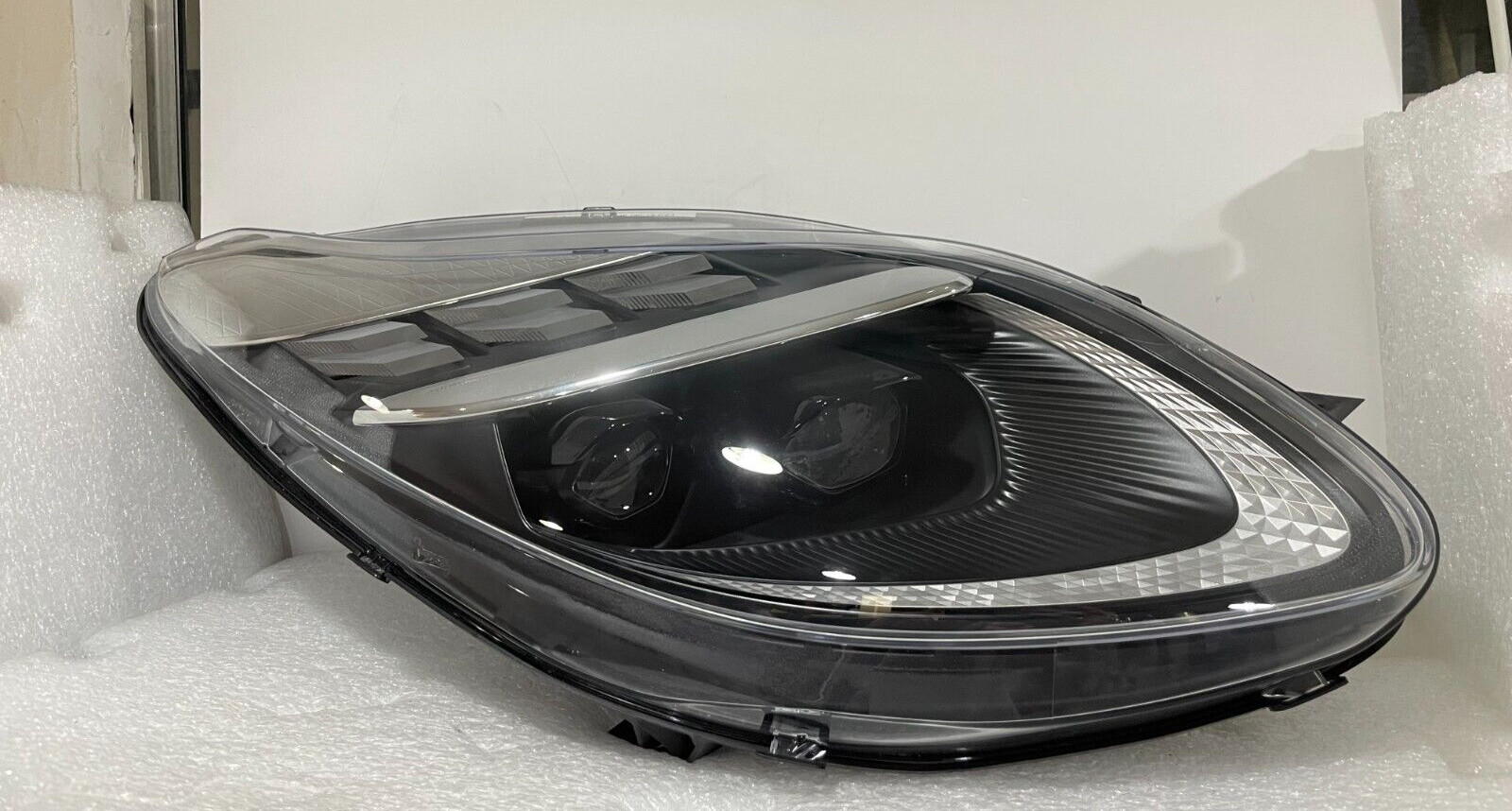 2024 ASTON MARTIN DB12 RIGHT SIDE PASSENGER SIDE LED COMPLETE HEADLIGHT OEM