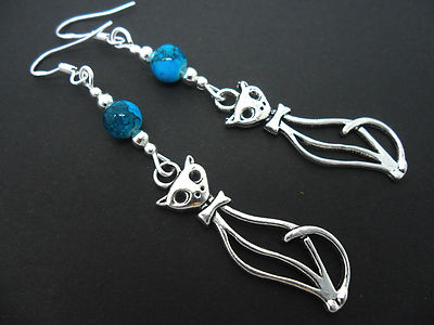 EIN PAAR LANGE TÜRKIS PERLEN OHRRINGE MIT KATZENMOTIV UND 925 SILBER HAKEN.