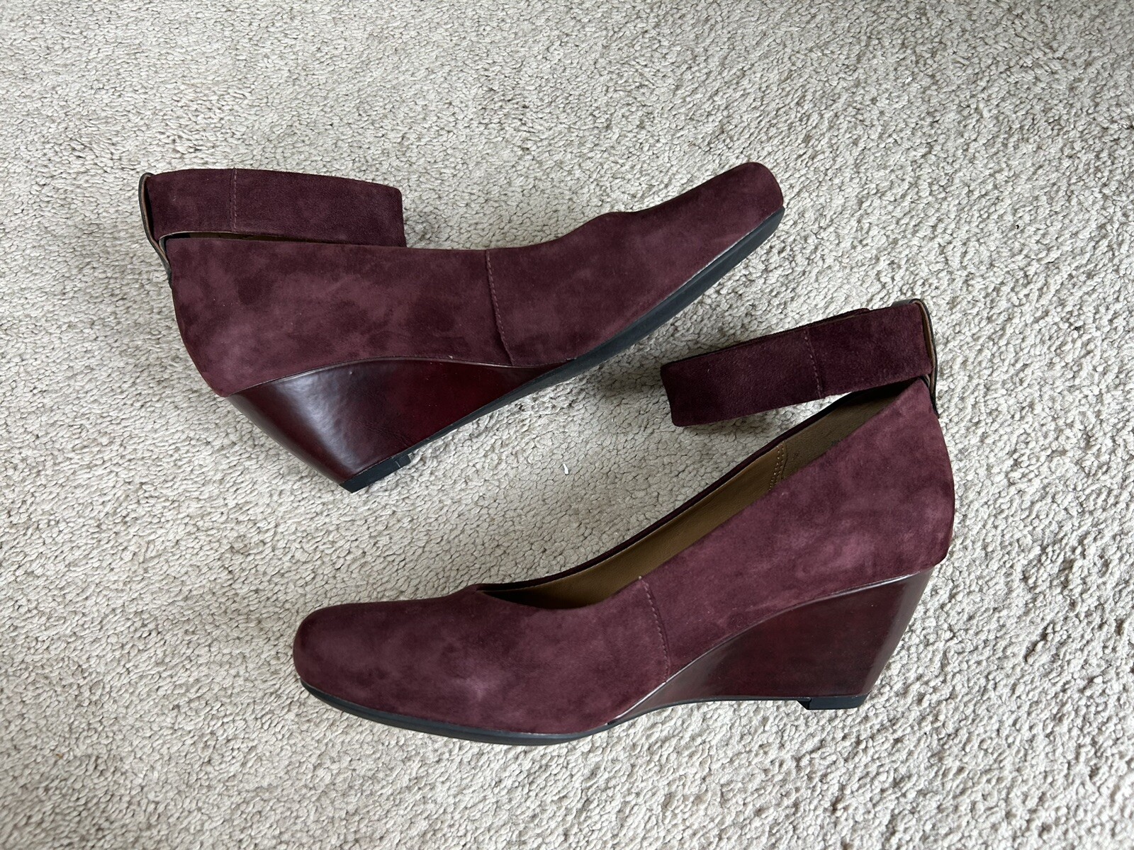 Clarks Artisan Burgundy Suede Womens Size 8.5 Wedge Dress Shoe Ankle Straps