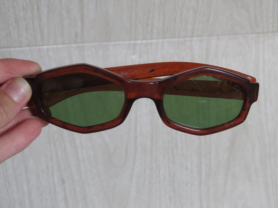 Gafas de sol de colección Polaroid Cool Ray 107 Coquette Remolino Tortuga años 70 Mod lentes verdes Foto 4 de 4