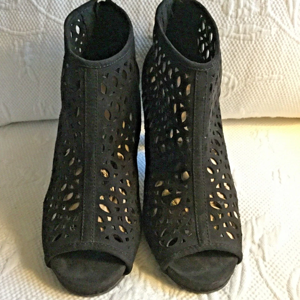 LANE BRYANT 10W Negro Imitación Gamuza Corte Láser PeepToe BackZip Botín Plataforma Tacones Foto 2 de 4