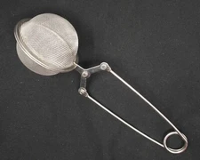 Ball Style Squeeze to Open Tea Infuser/Strainer. 