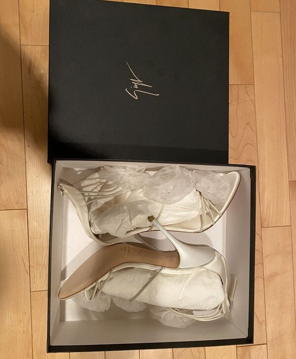 ジュゼッペザノッティ　ホワイト フラワー装飾 ハイヒール BRAND NEW Giuseppe Zanotti Flower Sandal stiletto heels sz