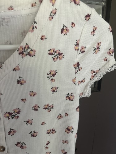Justice Girl’s Top/Size 8/White w Flowers, Lace Around Bottom & Arms - Picture 2 of 5