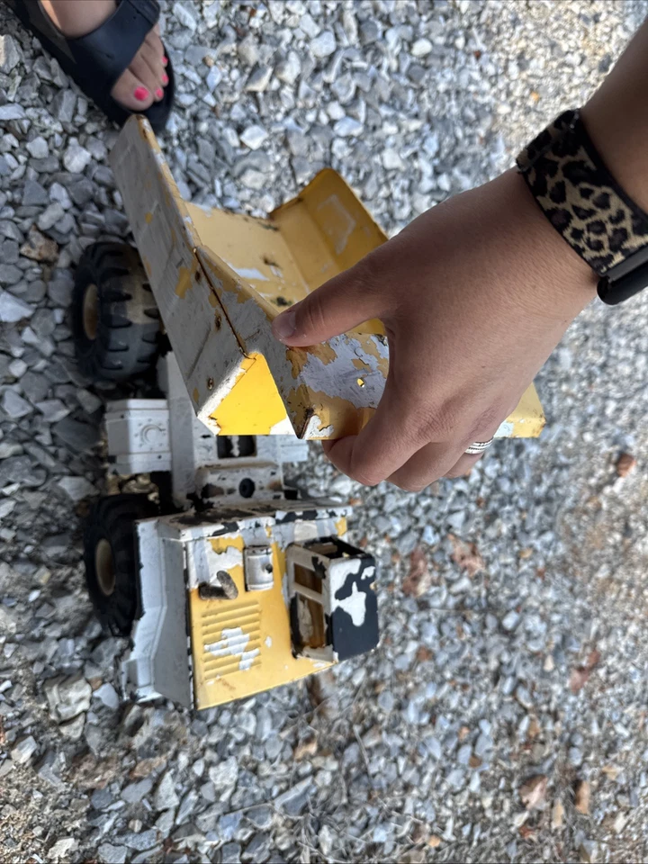 Tonka Mighty Dump Truck  1970’s Vintage Yellow Pressed Steel  XMB-975  19” Paint - Image 3 of 3