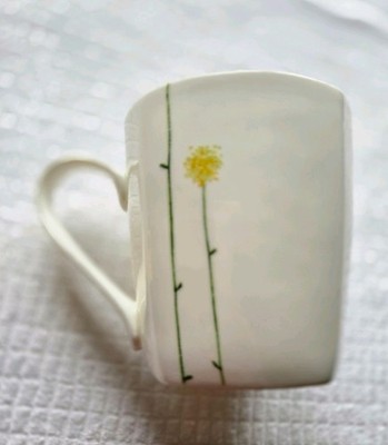Kaffeetasse Becher Aynsley Fine Bone China im Gänseblümchenkettenmuster sehr guter Zustand