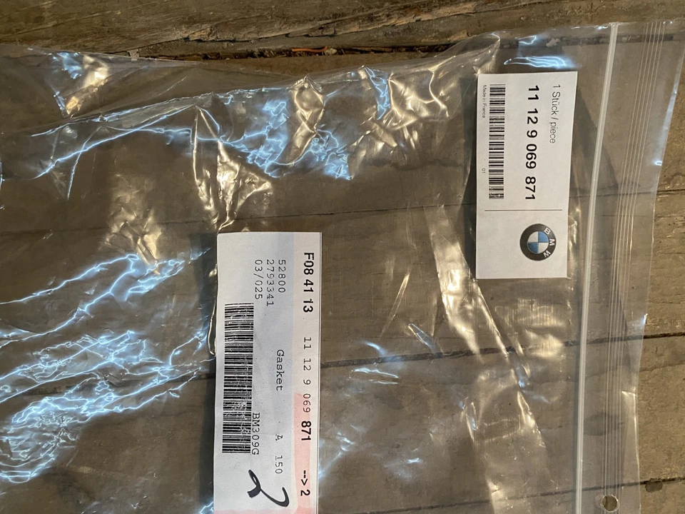 BMW 540i 740i 1996-1998 Junta de cubierta de válvula inferior exterior derecha OEM NUEVO 11129069871 Foto 2 de 2