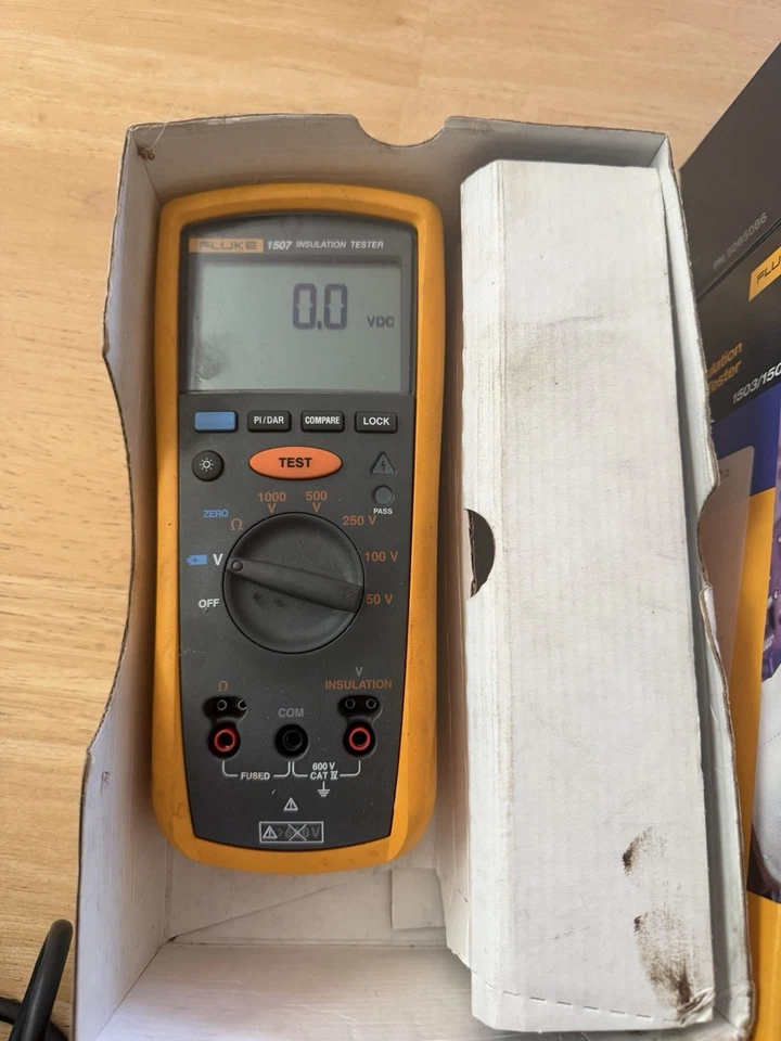 Probador de resistencia de aislamiento Fluke 1507. Caja abierta. Foto 3 de 4