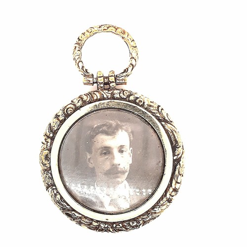 9ct Yellow Gold Vintage Photo Pendant Flower Bouquet Engraved Back - 第 2/11 張圖片