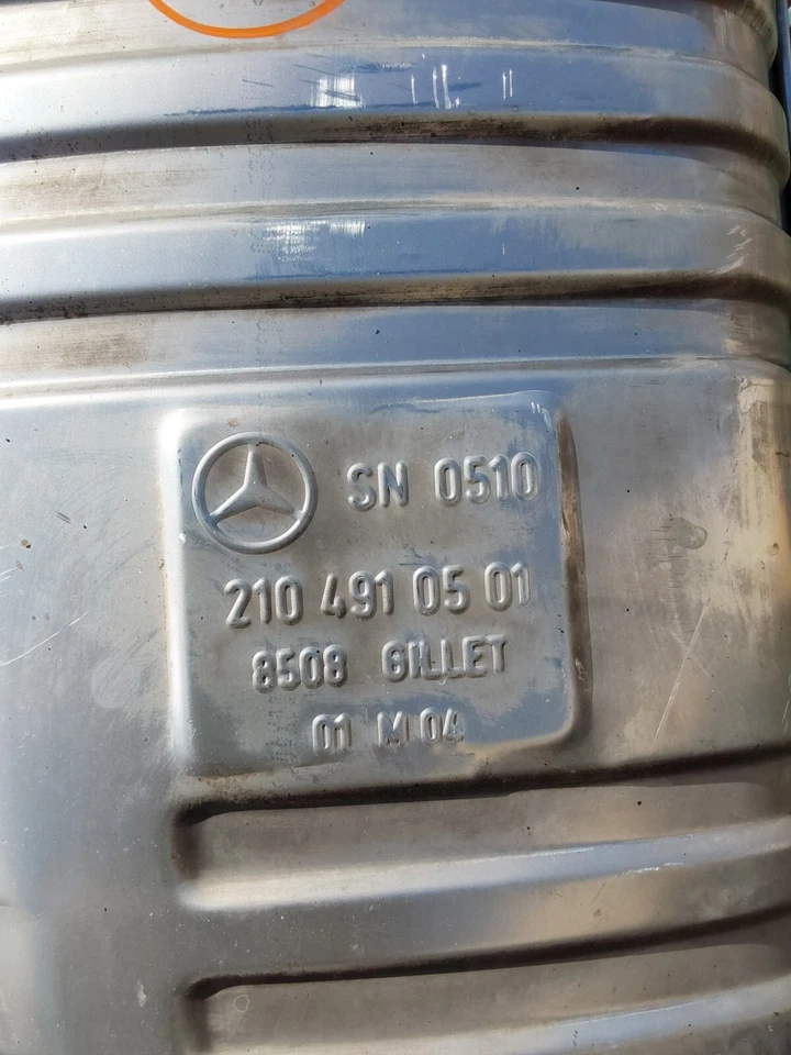 Mercedes Benz E320 1998 AWD silenciador OEM A2104910501 Foto 3 de 4