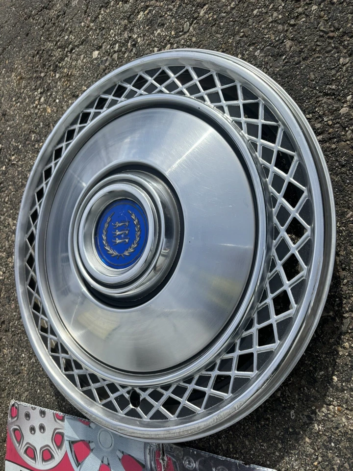 Ford Ltd Country Squire 1975-78 tapacubos 1 muy raro hermoso centro azul de 15"" Foto 3 de 4