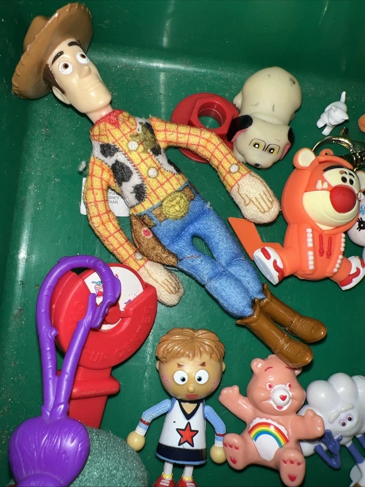 Lote de juguetes pequeños-Pokémon, Disney, Pitufos, McDonald’s, Care Bears Foto 3 de 4