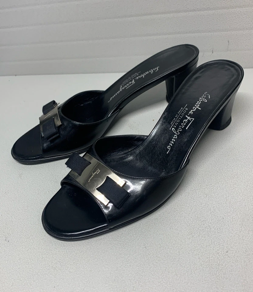 Elegantes mulas Salvatore Ferragamo punta abierta logotipo plateado talla 8B/US 7B negras ~ ¡En muy buen estado! Foto 3 de 4