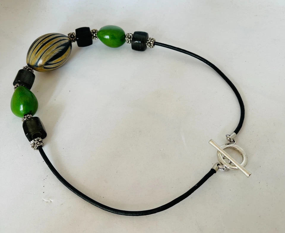 Collana etnica girocollo donna osso, kukuy verde scuro, vetri siriani, caucciù - Immagine 4 di 4