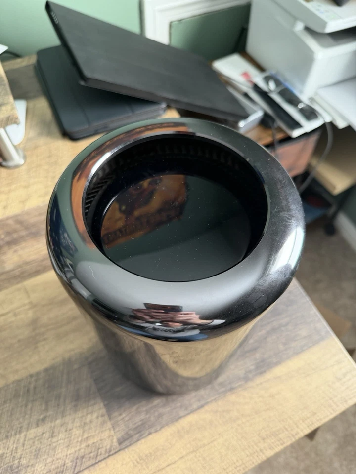 Mac Pro (Late 2013) 6 Core Xeon 32GB RAM 500GB SSD - Image 3 of 4