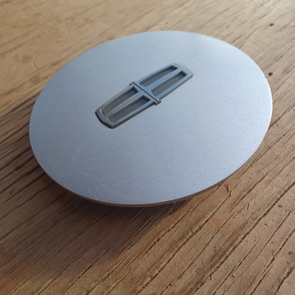 Lincoln Continental center cap 1995-1997 part # F50C-1A096-AA 03 - Image 2 of 3