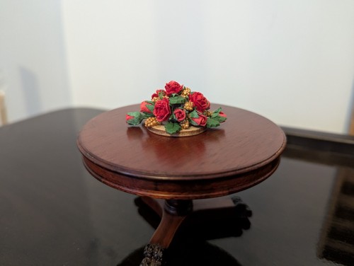1.12th Scale Dolls House Accessory Christmas Red & Gold Table Centre Decoration - Picture 2 of 3