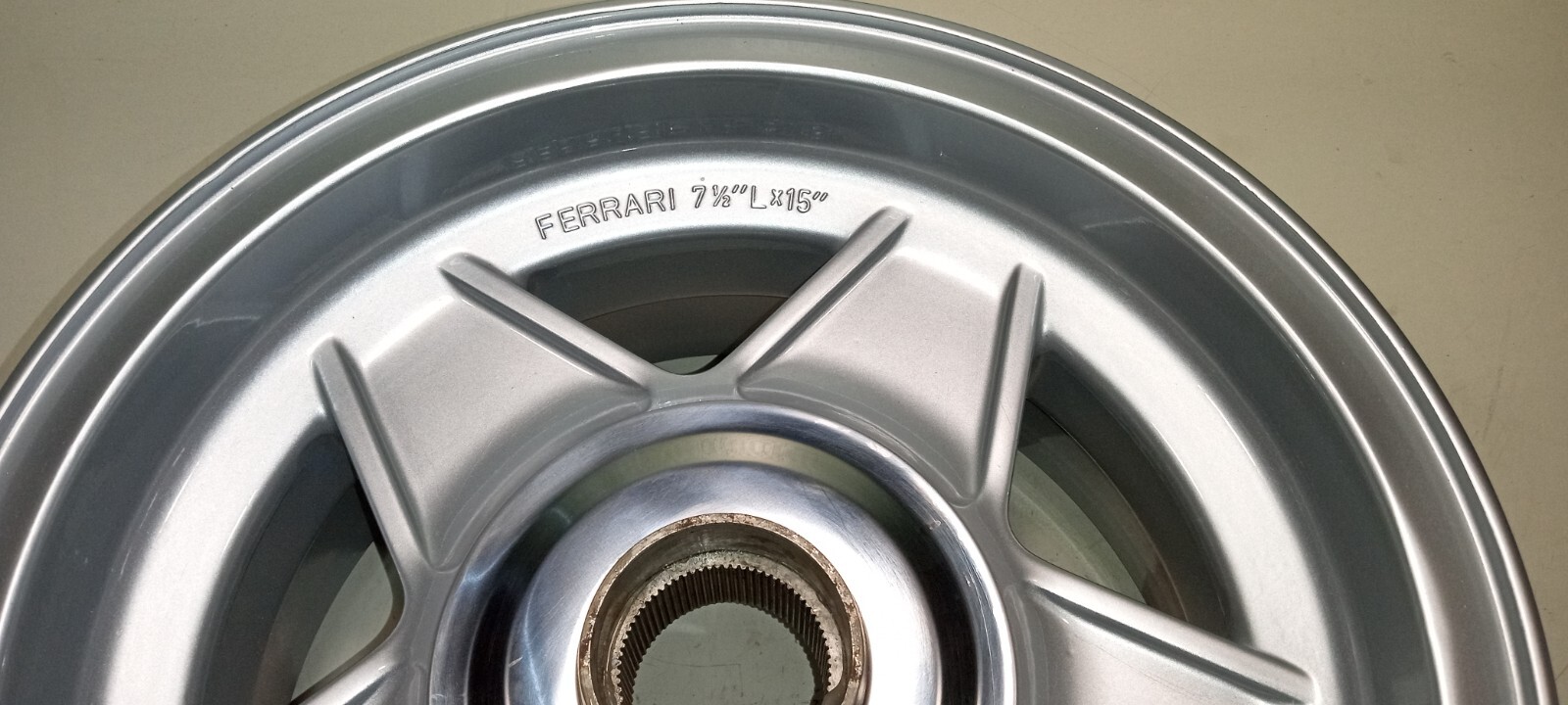Ferrari 365 GTB/4 Wheel Rim_Cromodora_Hub_Trim Ring_109186/A_7 1/2"X15" Daytona