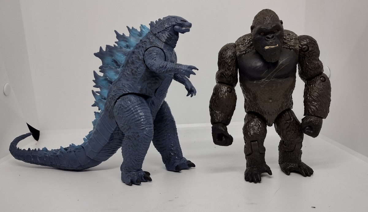 Godzilla vs Kong Godzilla & Kong Figure with Battle Damage Reveal