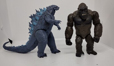 Godzilla vs Kong Godzilla & Kong Figure with Battle Damage Reveal