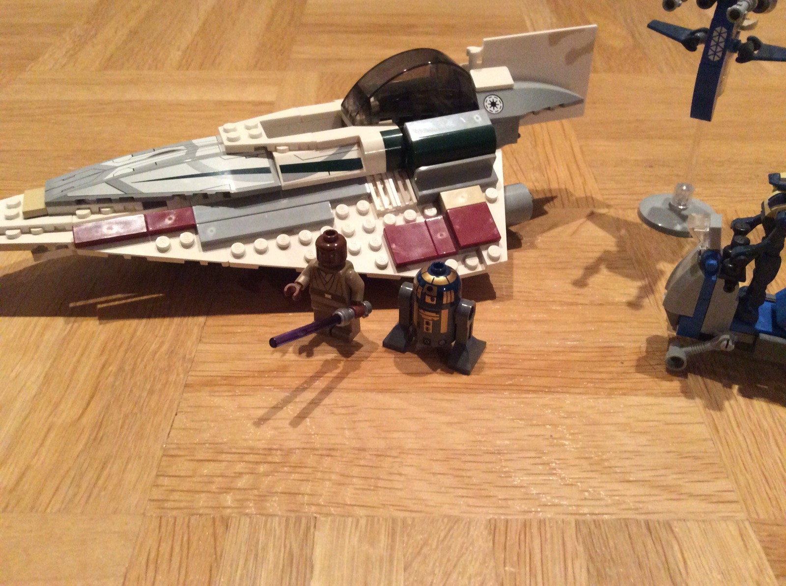 LEGO Star Wars Mace Windu's Jedi Starfighter (7868) LEGO Star Wars Mace Windu's Jedi Starfighter (7868)