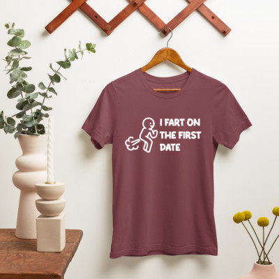 I Furz an Der Erste Treffen T-Shirt Comedy Streich Witz Grob Offensiv Slogan