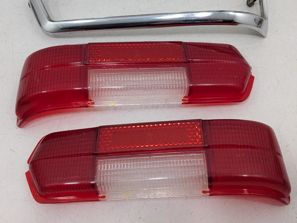 Par de lentes de luz trasera Mercedes 250S 250SE 280S 280SE 1965-70 bisel cromado usado Foto 3 de 4