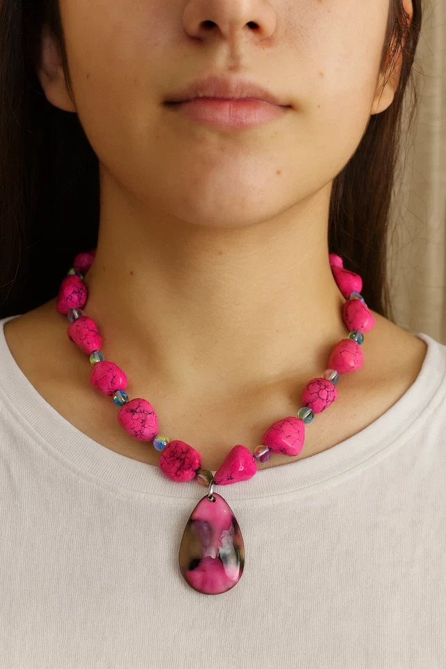 Conjunto de collar y pulsera artesanal de declaración de howlita rosa con pendientes a juego Foto 2 de 4