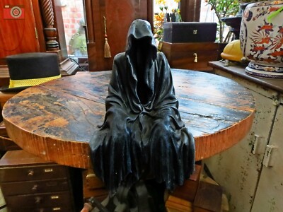 ''DARKNESS RESIDES'' Haunting Faceless Figur Dark & Scary Sensenmann Gothic 23 cm