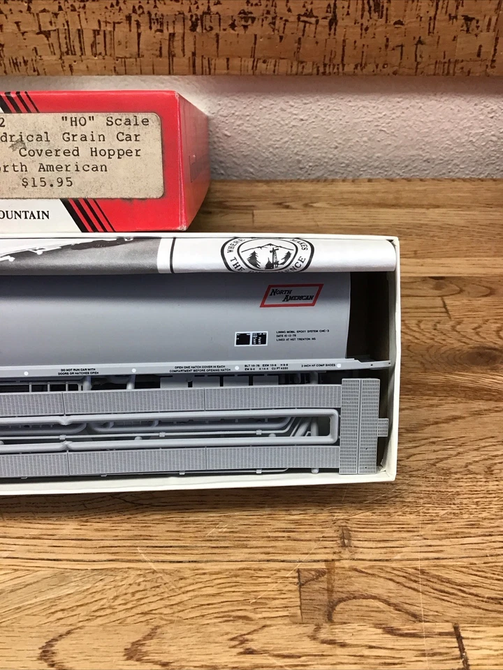 InterMountain HO Scale North American NAHX 4 Bay Cylindrical Grain Car Hopper - Image 4 of 4