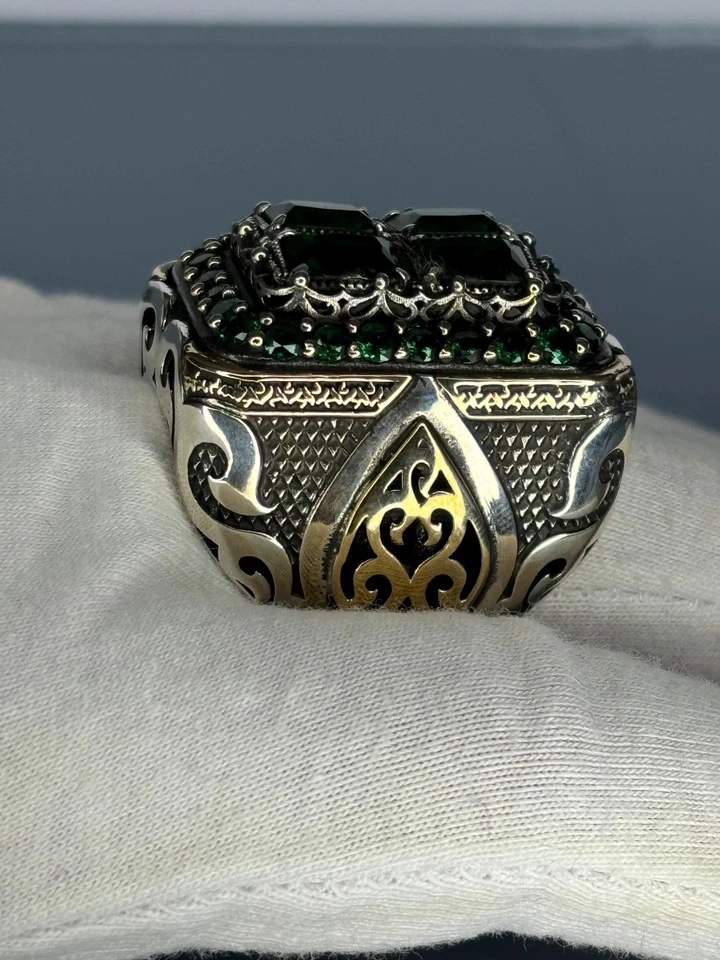 Anillo vintage de plata de ley con piedras preciosas verdes esmeralda para hombre: diseño otomano Foto 2 de 4
