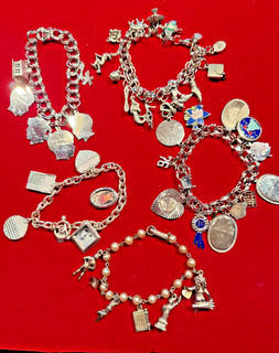 5 bracciali charm con charms; argento; cornici foto con foto ; vedi primi piani; età?