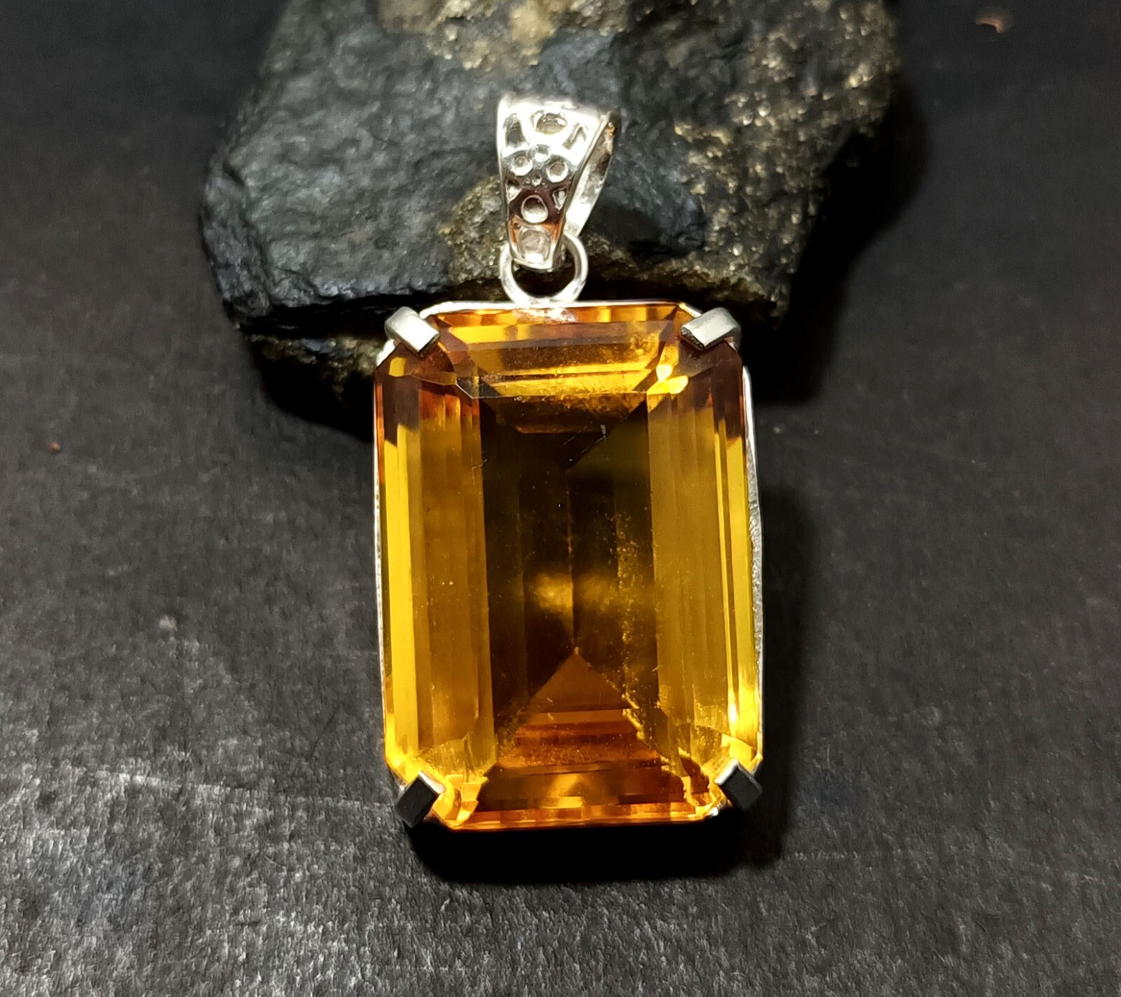 Yellow Topaz  Solid Silver Pendent Loose Gemstone 103.05 Ct Certified