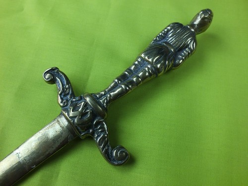 CUCHILLO DE LATÓN PEQUEÑO VINTAGE DE LATÓN FIGURA DE CABALLERO DEBAR DAGA STILETTO - Imagen 9 de 12