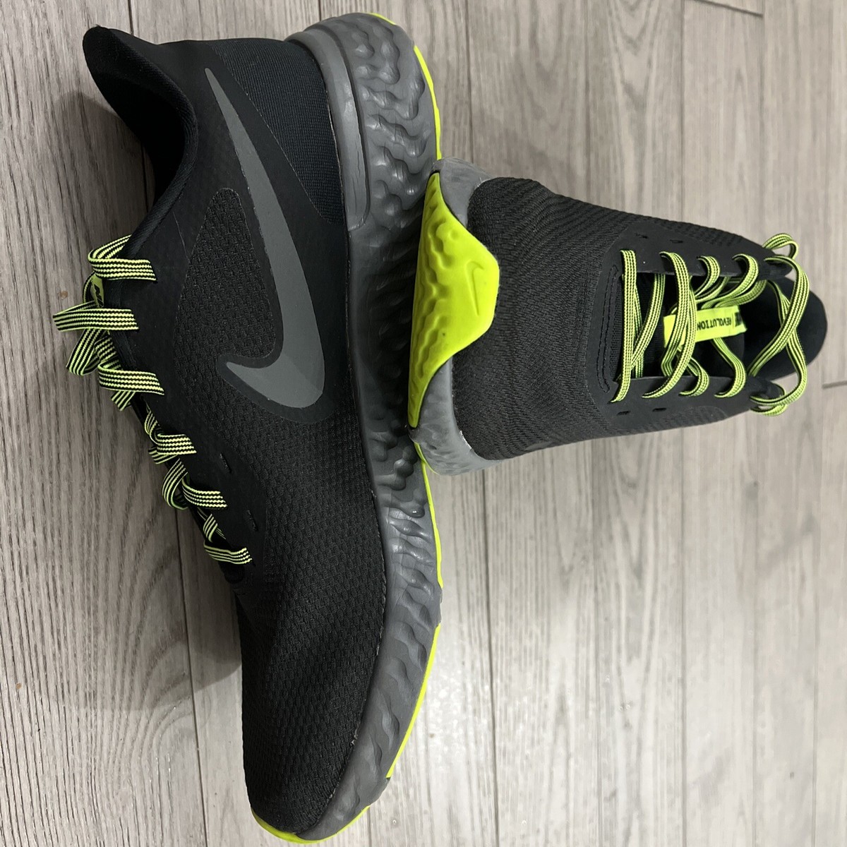 nike revolution 5 volt
