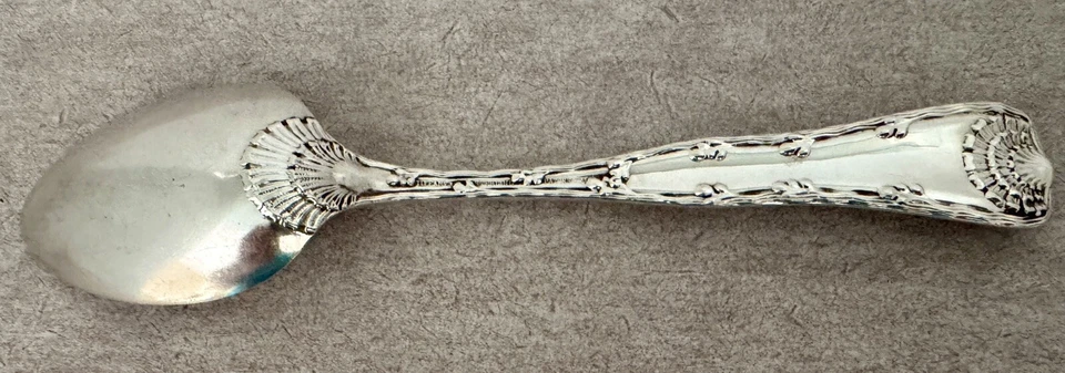 CUCHARA DE POSTRE SOPA OVALADA DE 7” ESTERLINA PATRÓN BORDE ONDULADO TIFFANY SIN MONOGRAMAS Foto 3 de 4